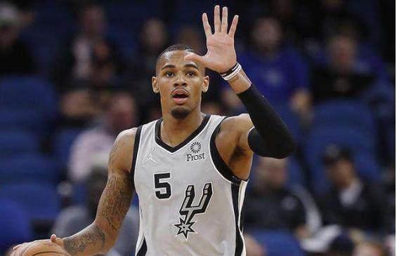 通过场边的 通过场边的