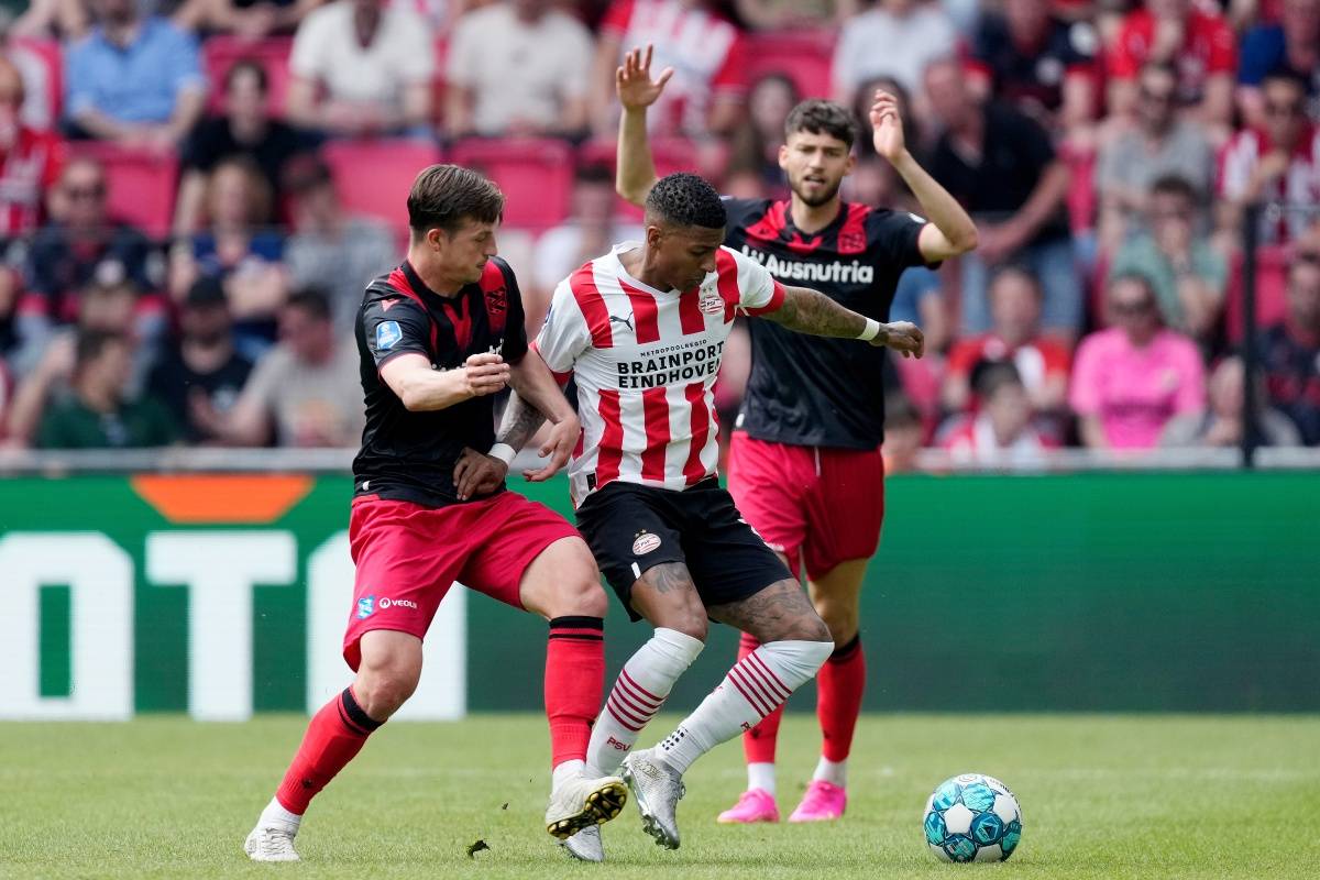 足球报：张玉宁经检查并无大碍，应该不会影响接下来的比赛